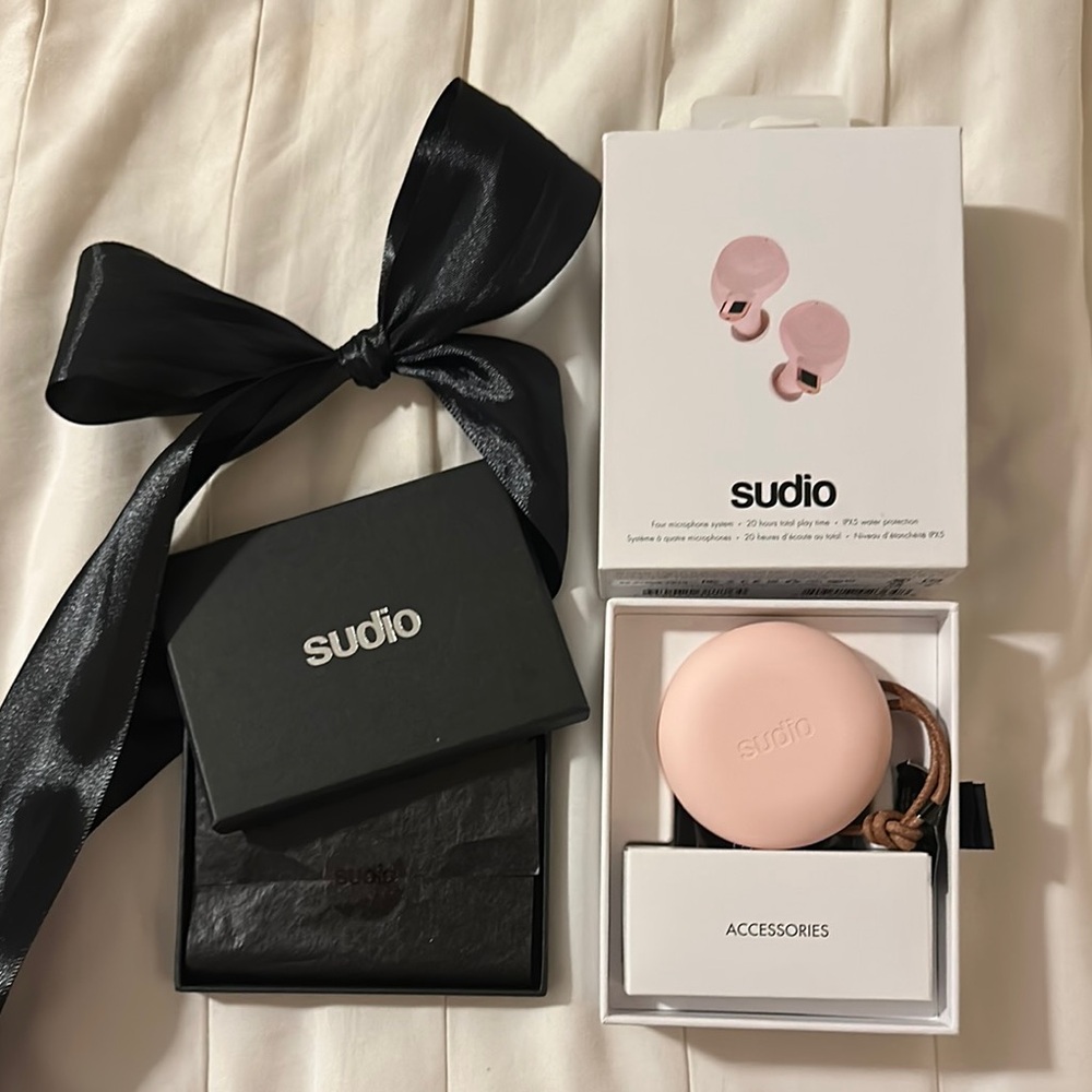 SUDIO Soft Pink Earbuds with Case, NWT, pink
